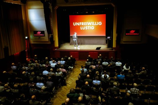 Karpi alias Patrick Karpiczenko arbeitet als Autor, Komiker und Regisseur für Film, Fernsehen und die Bühne. Er schreibt Kolumnen für Printmedien (Tagesanzeiger, NZZ, Beobachter) und ist Erfinder und Showrunner diverser Fernsehformate, u.a der Late-Night Show «Deville» für SRF. Er betreibt zusammen mit Natascha Beller die Produktionsfirma Apéro Film, und ist zudem Speaker und Dozent für Künstliche Intelligenz.  Karpi, alias Patrick Karpiczenko, est auteur, comédien et metteur en scène pour le cinéma, la télévision et les représentations sur scène. Il écrit des chroniques pour la presse écrite (Tagesanzeiger, NZZ, Beobachter) et est le créateur ainsi que l’auteur-producteur de divers formats télévisés, notamment de l’émission de fin de soirée « Deville » pour la SRF. En collaboration avec Natascha Beller, il gère la société de production Apéro Film, en plus d’être conférencier et enseignant en intelligence artificielle.